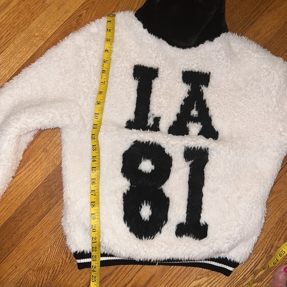 GUESS Teddy Jacket with faux fur. Excellent condition! PTP stretches to 24’ - Picture 12 of 13